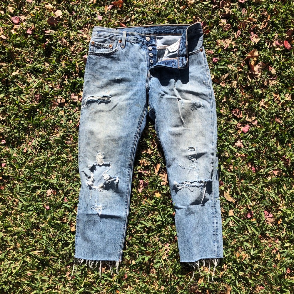 Levi’s frayed cropped jeans